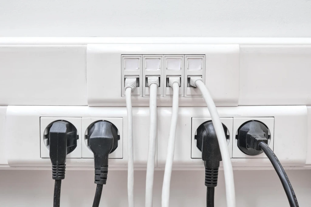 Wall-mounted (on-wall) cable conduit can be observed on the image.