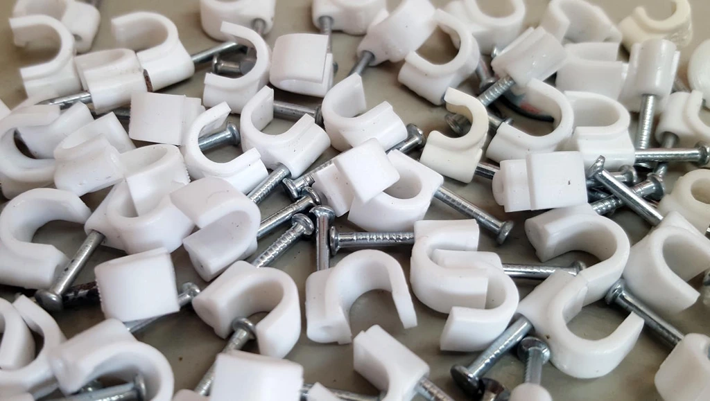 A pile of wire clips is displayed on the image.